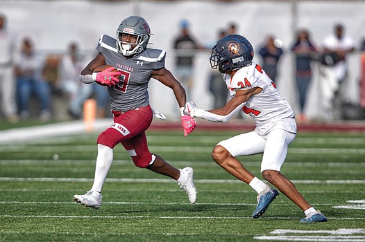 Virginia Union University’s running back Jada Byers dodges Virginia State University’s Quedrion Miles on Nov. 4. VUU, under the watchful eyes of Coach Alvin Parker and staff, won 30-20.