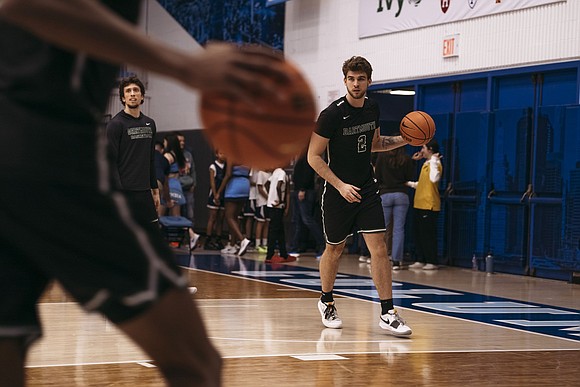 Members of the Dartmouth College men’s basketball team Tuesday became the first college athletes to vote to join a union.