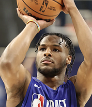 The Los Angeles Lakers have selected Bronny James, the eldest son of superstar LeBron James, with the 55th pick in the 2024 NBA Draft.
Mandatory Credit: Jeff Haynes/NBAE/Getty Images via CNN Newsource