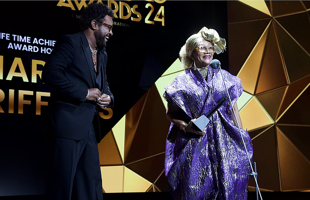 SHAGGY PRESENTS MARCIA GRIFFITHS WITH LIFETIME ACHIEVEMENT AWARD HONOR (CR. STEVE AZOR)