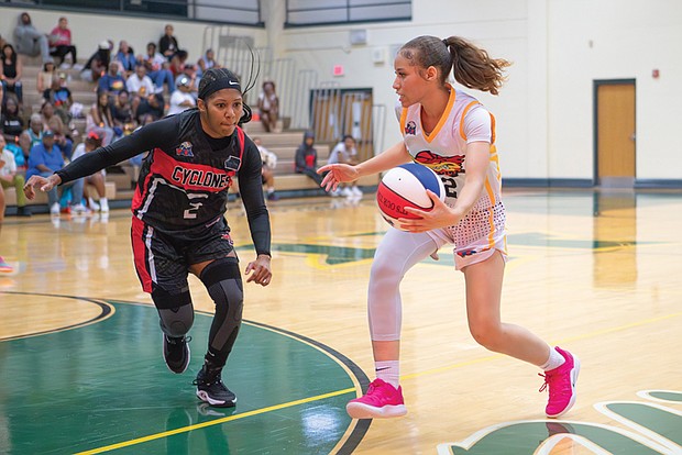 Jenna Nelson of the Richmond Roadrunners drives around DC Cyclones’ Nequoiah Anderson at Henrico High
School on Aug. 31. The Roadrunners fell short but made the playoffs.