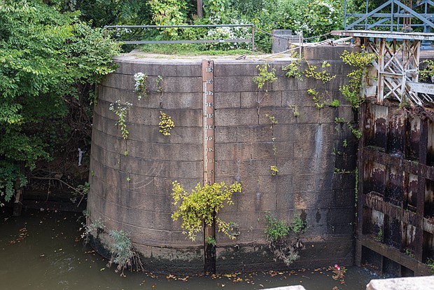 A water gauge measures levels in Great Shiplock Park in the East End. The park showcases
the James River and Kanawha Canal lock. Once vital for tobacco transport, it now offers scenic
Downtown Richmond views and trail amenities. The park was renovated in 2013 as part of the
Virginia Capital Trail project.