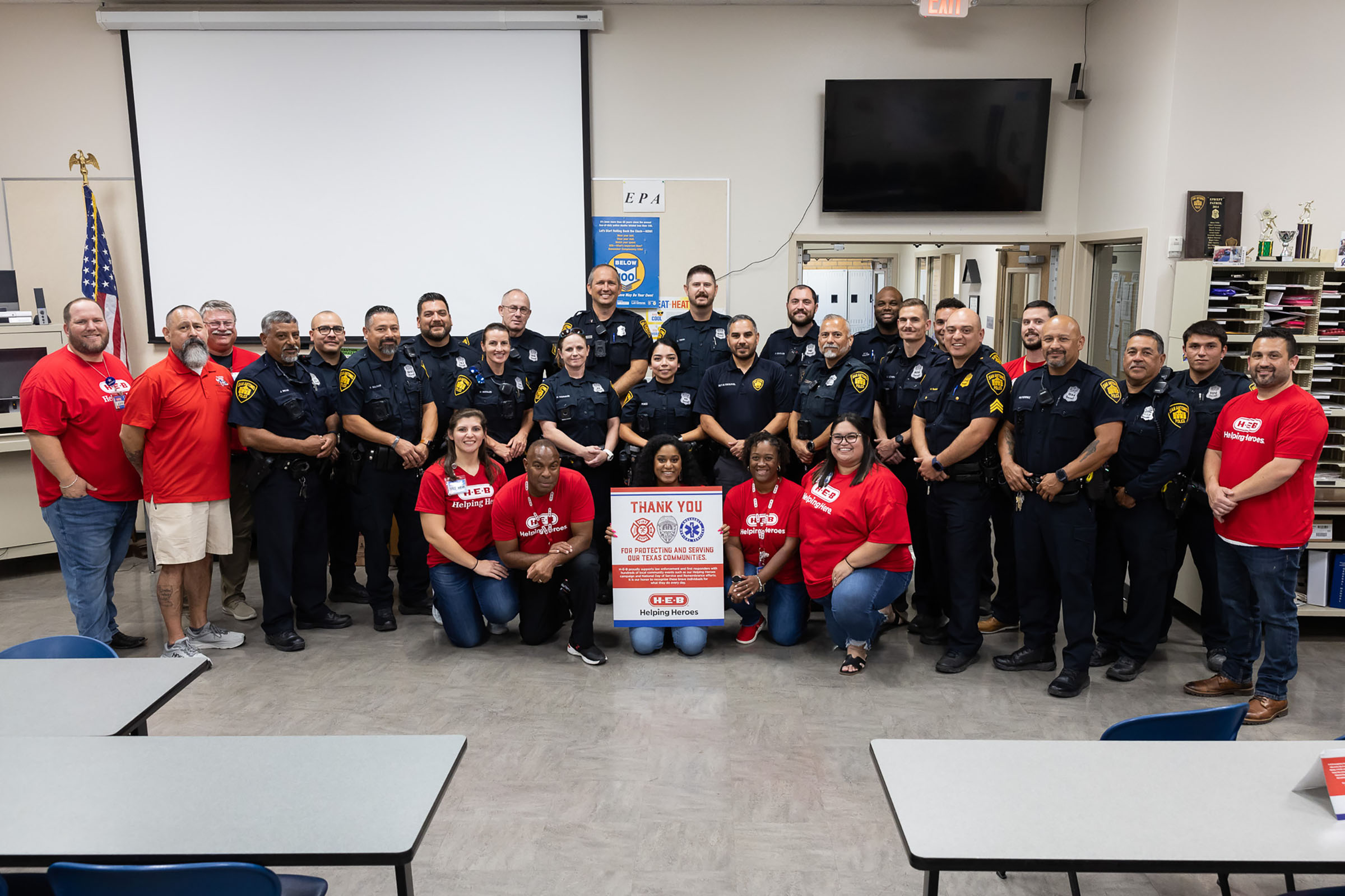 Heroes Emerge First Responders Bravely Attend To Topeka Car Crash Victims - da874og