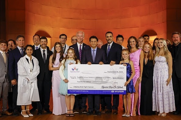 (center) José Muñoz, President & COO of Hyundai Motor Company, and President & CEO of Hyundai Motor North America; (center right) Randy Parker, CEO of Hyundai Motor America; (center left) Kevin Reilly, Vice Chair of Hyundai Hope On Wheels, and Chairman of the Hyundai Motor America National Dealer Advisory Council; Raynie Clark, Hyundai Hope On Wheels National Youth Ambassador; Emmy Cole, Hyundai Hope On Wheels National Youth Ambassador; Hyundai Hope On Wheels board of directors, representatives, and grant recipients in Washington, D.C. on Sept. 18, 2024 (Photo/Hyundai)