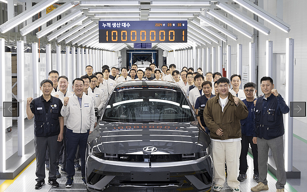 (from left) Moon Yong Moon, Head of Korean Metal Worker's Union Hyundai Motor Branch; Dong Seock Lee, President and Head of Domestic Productions and Chief Safety Officer at Hyundai Motor Company; and the customer who received the 100 millionth and first Hyundai Motor vehicle