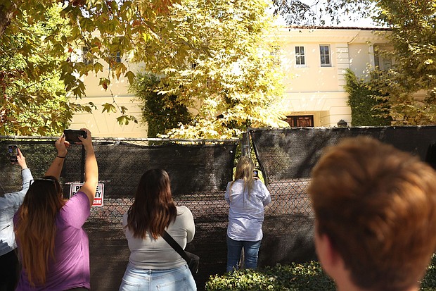Visitors take photos of the Menendez brothers' former mansion in Beverly Hills, California, on October 23.
Mandatory Credit:	Michael Blackshire/Los Angeles Times/Getty Images via CNN Newsource