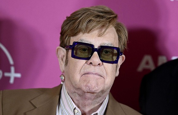 Elton John says he still cannot see, months after suffering a severe eye infection.