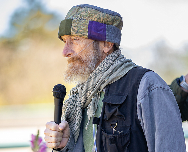 Activist Farid Alan Schintzius died last week at the home of his daughter.