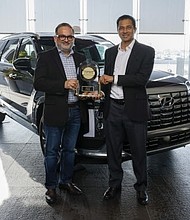 Hyundai Motor North America’s Manish Mehrotra, vice president, digital business planning and connected operations, and Vijay Rao, director, connected operations and owner apps/websites celebrate with the J.D. Power 2024 U.S. OEM ICE App ReportTM trophy. (Photo/Hyundai)