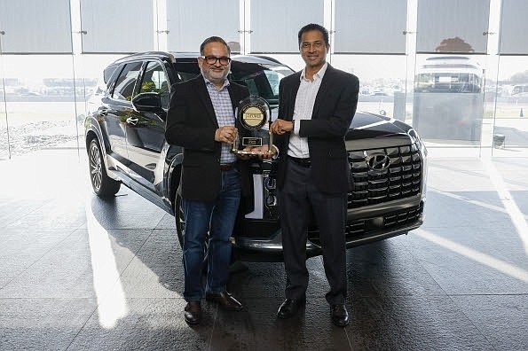 Hyundai Motor North America’s Manish Mehrotra, vice president, digital business planning and connected operations, and Vijay Rao, director, connected operations and owner apps/websites celebrate with the J.D. Power 2024 U.S. OEM ICE App ReportTM trophy. (Photo/Hyundai)