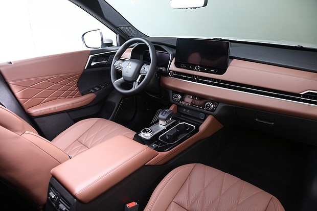 2025 Outlander new interior from side
