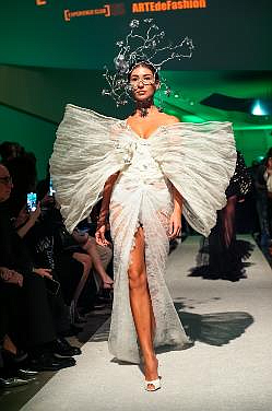 Model, Runway (Photography credit: PMC / Sean Zanni)