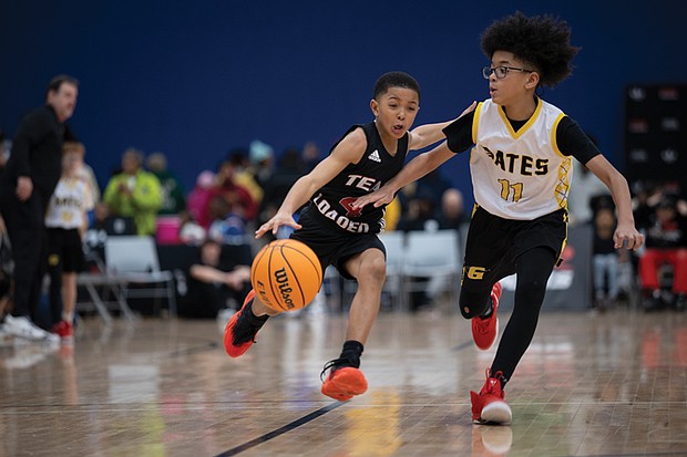 Team Loaded Foundation’s fourth grade 10U Youth Travel League plays in a short scrimmage against Gates during halftime of the final game of the Coaches for the Cure Basketball Showcase. Many of the players from the John Marshall High School Basketball Team, which competed in the showcase, started in this league.