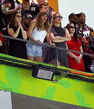 (From left) Ashley Avignone, Alana Haim, Ross Travis, Taylor Swift, Este Haim, and Danielle Haim at Super Bowl LIX in New Orleans on Sunday.
Mandatory Credit:	Gregory Shamus/Getty Images via CNN Newsource