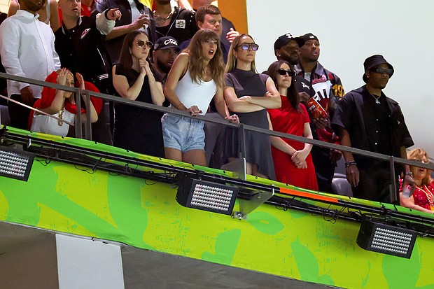 (From left) Ashley Avignone, Alana Haim, Ross Travis, Taylor Swift, Este Haim, and Danielle Haim at Super Bowl LIX in New Orleans on Sunday.
Mandatory Credit:	Gregory Shamus/Getty Images via CNN Newsource
