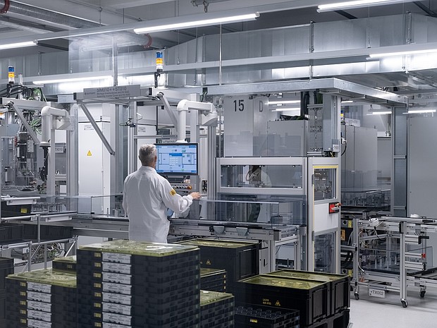 Clean room for inverter assembly at BMW Group Plant Steyr