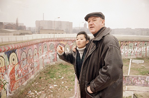 Gene Hackman and Betsy Arakawa take a look over the Berlin Wall on March 13, 1989.
Mandatory Credit:	Lutz Schmidt/AP via CNN Newsource