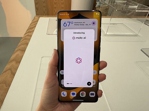 Motorola on Thursday debuted new versions of its Razr flip phone with artificial intelligence-powered features from its own AI technology …