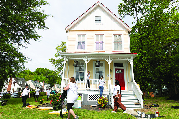 Employees of Genesis Properties joined Rebuilding Together Richmond (RT RVA) on Friday,
April 25, to help renovate a home on Second Avenue in North Side. RT RVA organized 21 volunteer teams—its largest turnout since 2019—for a citywide effort during National Rebuilding Month.
Volunteers tackled projects such as landscaping, painting and rebuilding fences and driveways
at the homes of longtime residents, as well as at local community centers and organizations.
