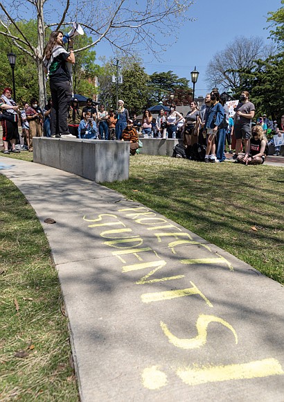 President Donald Trump’s administration is reinstating international student visa records that it previously revoked. The announcement was made Friday, amid … President Donald Trump’s administration is reinstating international student visa records that it previously revoked. The announcement was made Friday, amid …