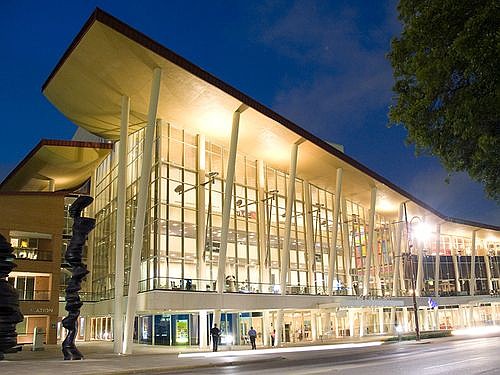 The ExxonMobil Discovery Series returns to the Hobby Center in 2025–26, doubling its reach to 40,000 students with free, curriculum-connected …