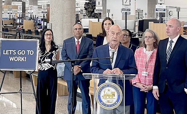 Mayor Whitmire Visits Houston Permitting Center