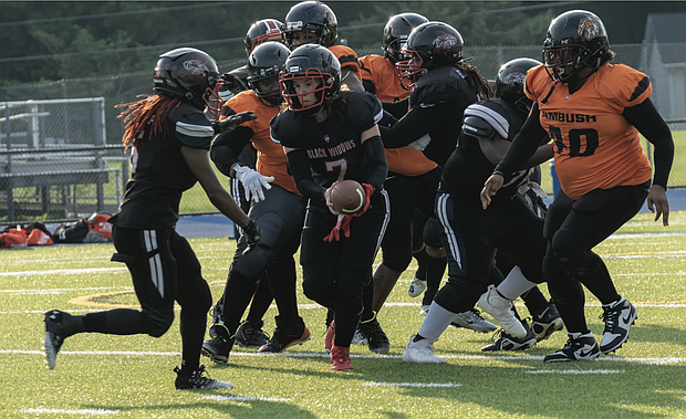 Quarterback Mary Allison hands off the ball during the Richmond Black Widows’ decisive win.