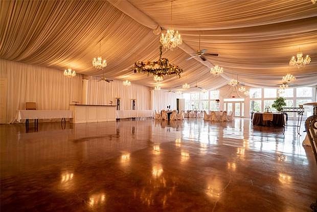 Estate Residence living room before the renovation

(Photo: Waverly Manor)