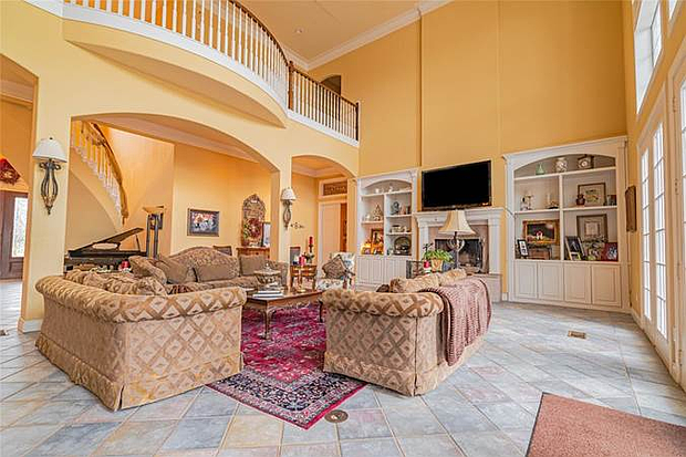 Estate Residence Master Bedroom before the renovation
(Photo: Waverly Manor)