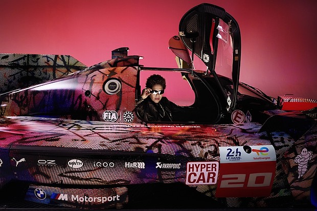 MW Art Car #20 with artist Julie Mehretu. Photo: Tereza Mundilová © BMW AG (05/2024)