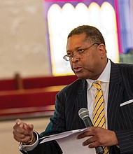 RRHA CEO Steven Nesmith talks with Gilpin Court residents.