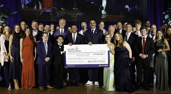 (center) José Muñoz, president and CEO, Hyundai Motor Company; (center right) Randy Parker, president and CEO, Hyundai Motor North America; (center left) Kevin Reilly, vice chair, Hyundai Hope on Wheels; Hyundai Hope on Wheels board of directors, national youth ambassadors, and grant recipients at Washington National Cathedral in Washington, D.C., on Sept. 3, 2025 (Photo/Hyundai)