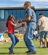Ray Oyola teaches his granddaughter Samiah Means,
6, to dance salsa during La Mafia del Guaguanco’s
performance.
