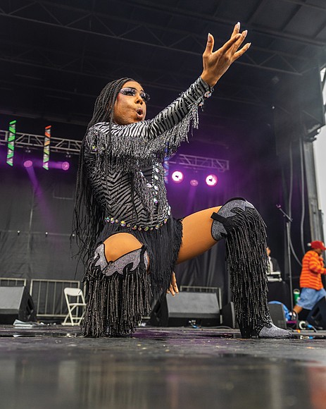 Pride in full color
Virginia PrideFest 2025 drew crowds to Midtown
Green on West Leigh Street on Saturday, Sept. 27, concluding a week of events organized by VA Pride. The festival featured all-day performances on two stages, along with vendors offering food and drinks.
Melanin Monroe commands the main stage at Virginia PrideFest.
Monroe also co-hosted the evening’s performances with Nellyfresh. (Julianne Tripp Hillian/Richmond Free Press)