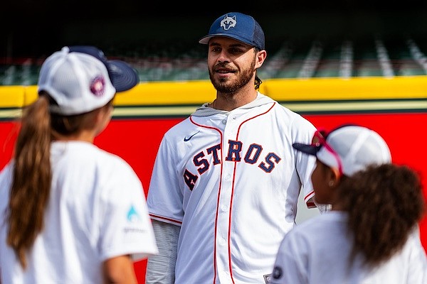 Astros pitcher Spencer Arrighetti training with the kids