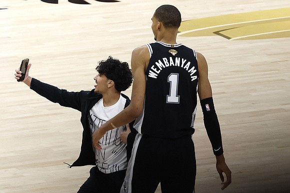 A fan's attempt to take a selfie with NBA Finals star Victor Wembanyama led to an arrest, lifetime bans, and …