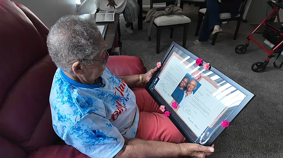 After losing nearly everything in a devastating apartment fire, a 92-year-old Michigan woman received an unexpected gift: a replacement of …