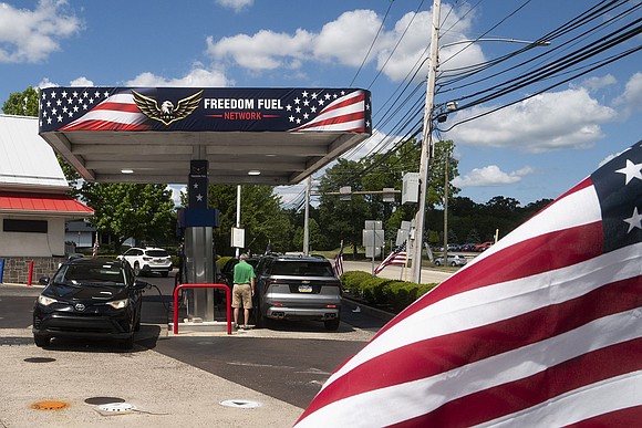 President Trump is praising a new chain of discount gas stations selling fuel well below market prices, but questions remain … President Trump is praising a new chain of discount gas stations selling fuel well below market prices, but questions remain …