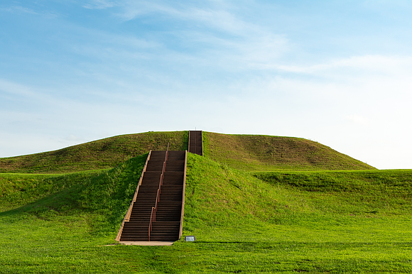 As wildfire smoke from Canada darkened Midwestern skies, one writer looked to the ancient city of Cahokia for a sobering …