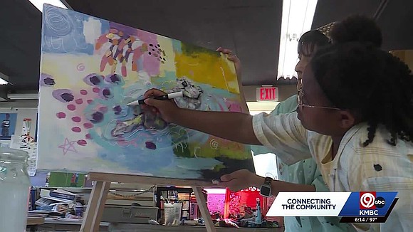 Ten-year-old Grace Miller is turning her love of painting into a powerful message about living with juvenile arthritis, inspiring others … Ten-year-old Grace Miller is turning her love of painting into a powerful message about living with juvenile arthritis, inspiring others …