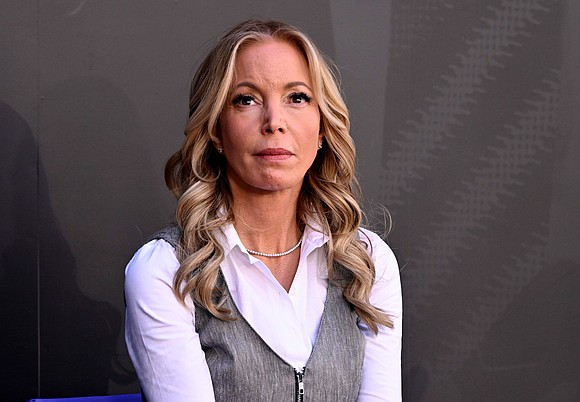 A bitter family dispute is threatening to complicate the record-setting sale of the Los Angeles Lakers, with controlling owner Jeanie …