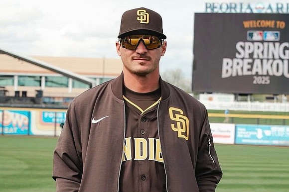A San Diego Padres player development staffer has been detained by ICE in Texas while traveling home to Arizona, prompting … A San Diego Padres player development staffer has been detained by ICE in Texas while traveling home to Arizona, prompting …