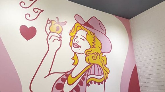 Atlanta’s Jolene Jolene turned grief into generosity Wednesday, raising money for Dolly Parton’s Imagination Library while fans celebrated the music …