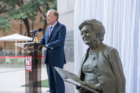 Houston community leaders unveiled a new statue honoring former First Lady Barbara Bush at Barbara Bush Literacy Plaza, celebrating her …