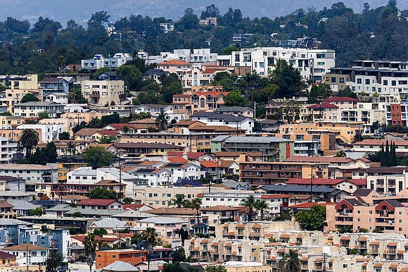 Mortgage rates surge to 7.4%, widening America’s housing divide as wealthy buyers gain an advantage while middle- and lower-income families …