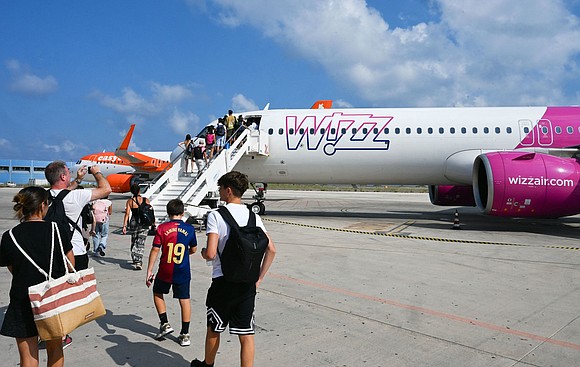 Why do Europeans fly across the continent for less while America’s budget airlines keep struggling? From Ryanair’s no-frills strategy to … Why do Europeans fly across the continent for less while America’s budget airlines keep struggling? From Ryanair’s no-frills strategy to …