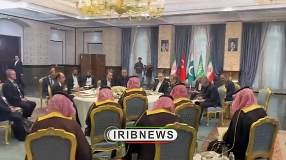 As fears of renewed US-Israeli strikes on Iran grow, Saudi Arabia, Turkey and Pakistan are racing to open diplomatic channels …