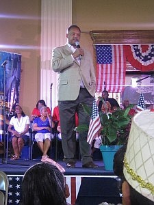 The Rev. Jesse L. Jackson addresses the audience at Rainbow PUSH's Saturday Morning Forum on July 16. (Photo by Thelma Sardin)